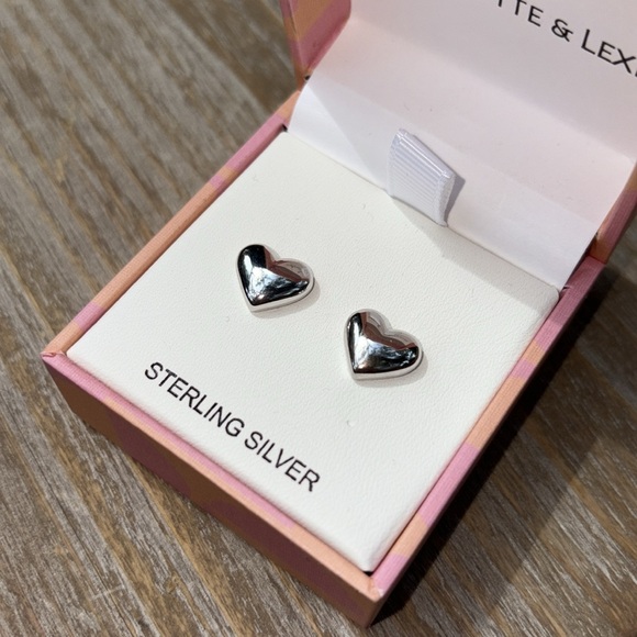 "925 sterling silver Heart Stud earrings new in box - Picture 4 of 5